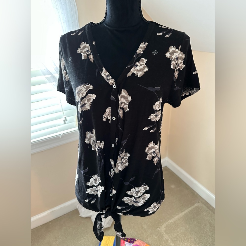 Lucky Brand knit top size medium; black with beige / gray flower print